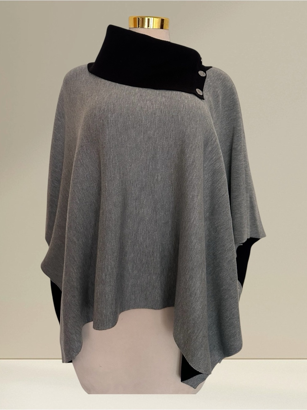 Anne Klein Women’s Gray & Black Poncho Cape Sweater Size L – Button Detail